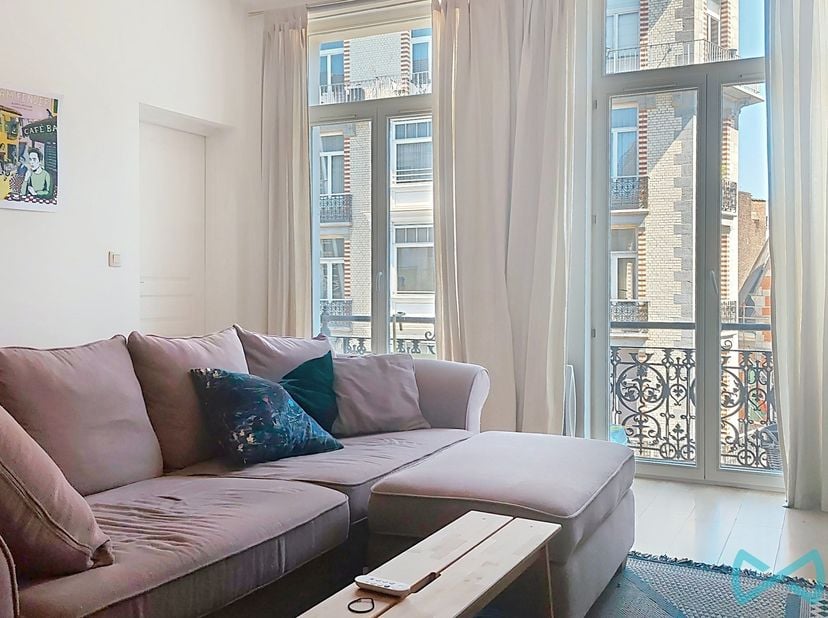 Bruxelles, idéalement situé dans le très recherché quartier Dansaert, superbe appartement 2 chambres situé au 3ᵉ étage d’un immeuble de caractère. Il
