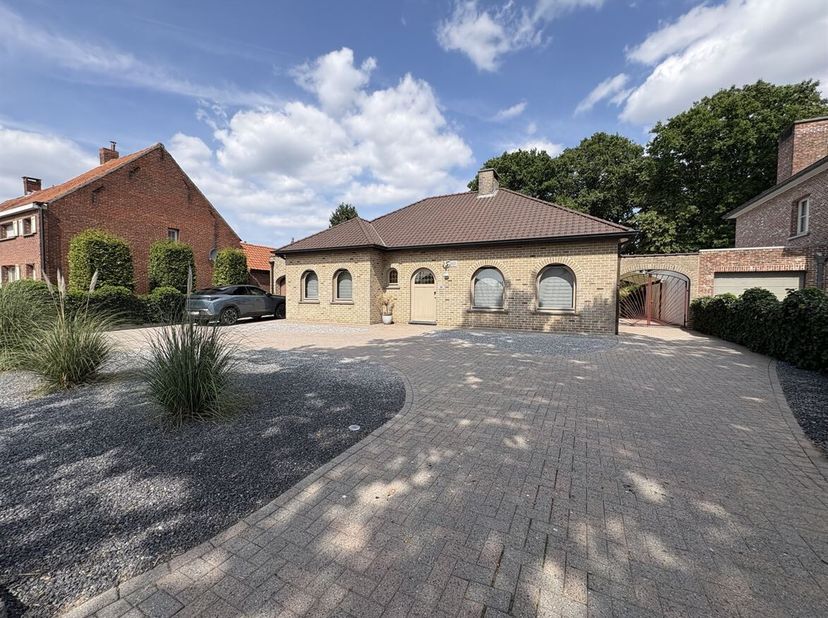 Ruime woning met garage en tuin.<br />
Ligging: Deze ruime woning is gunstig gelegen nabij het centrum van Lille en geniet van een vlotte verbinding n