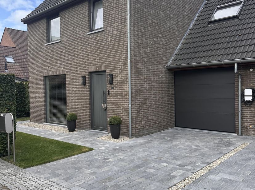 Deze uitstekend onderhouden en volledig instapklare halfopen woning geniet van een gunstige ligging in Rumbeke (doodlopende straat). De E403 en het zi