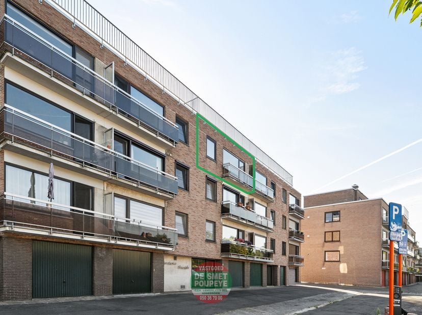 Op het dakverdiep van een kleinschalige residentie bevindt zich dit gezellige appartement, gelegen in een rustige, doodlopende straat. Dankzij de groe