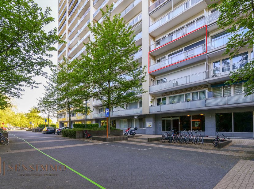 Dit volledig gerenoveerd en ruim appartement met 3 slaapkamers bevindt zich op de 3de verdieping van een building dat gelegen is vlakbij het centrum v