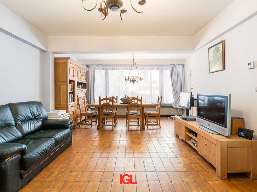 Immo Groot Leeuw vous propose cet appartement spacieux et bien entretenu, situé à quelques pas du centre de Halle. L'appartement se trouve dans un imm