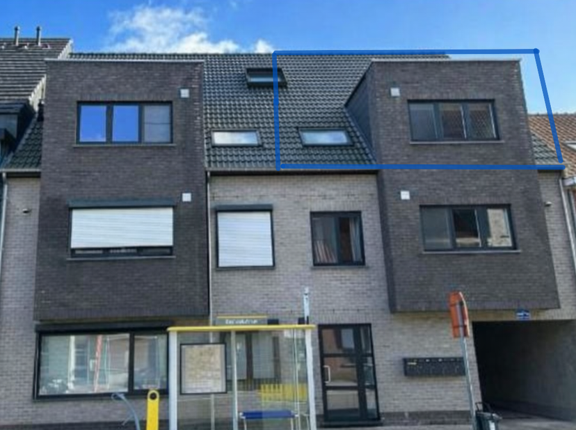 EEN TRENDY DAKAPPARTEMENT MET TERAS EN CARPORT.<br />
Dit energiezuinige dakappartement is gelegen nabij het centrum van Stekene en beschikt over een
