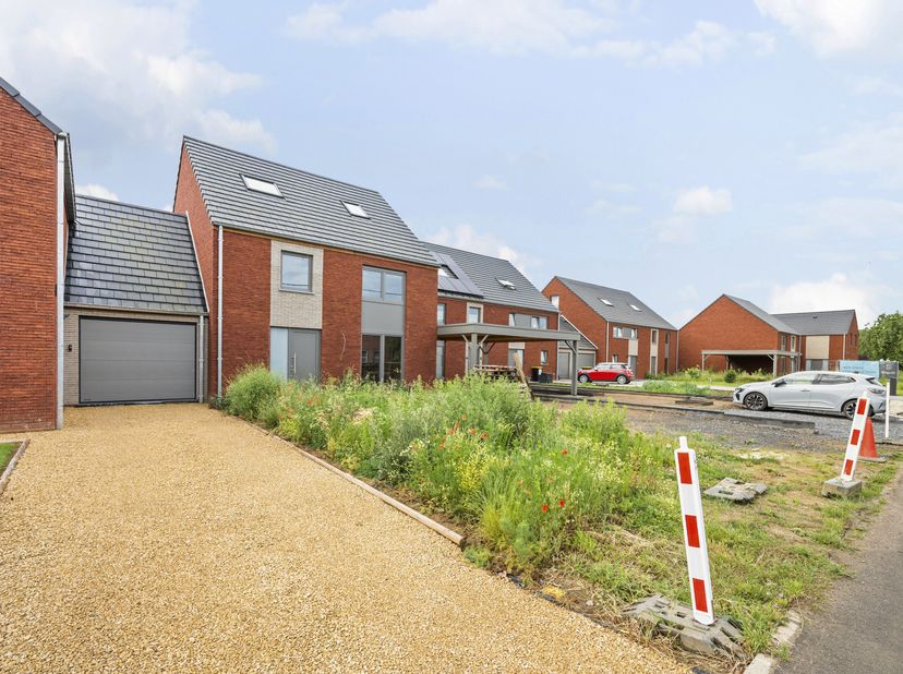 In Lens, naast Chièvres: <br />
Energiezuinige woning nummer 2 (LOT 2) in traditionele bouw met carport, terras en tuin<br />
Beschrijving:<br />
Op g