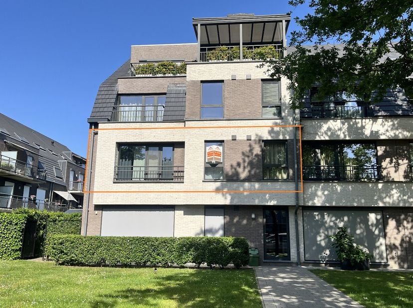 Gelegen in een doodlopende straat op een boogscheut van de Open Golf Club van Brasschaat vindt u dit 3-slaapkamer appartement op de 1e verdieping van