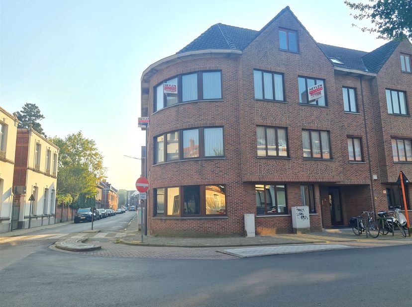 Ruim appartement met 2 slaapkamers en garage<br />
<br />
Ligging: Het appartement is centraal gelegen in Turnhout, op wandelafstand van de Grote Ma