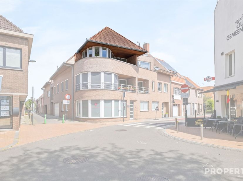 Vous recherchez un appartement en duplex prêt à emménager dans un emplacement de choix ? Ce magnifique appartement situé au 2 Tieltsestraat à Hulste a
