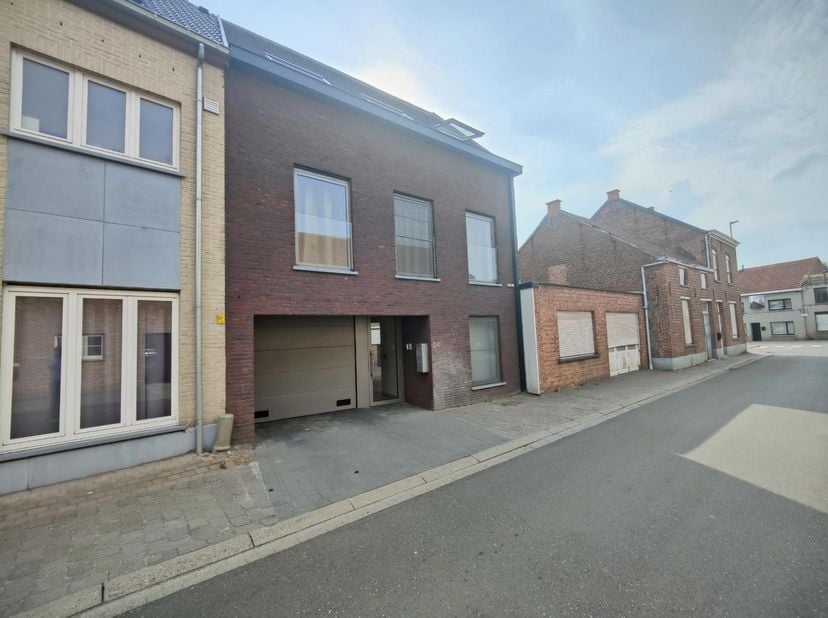 Welkom in Wezemaal ! Dit bemeubeld éénslaapkamer appartement is gelegen in het centrum van Wezemaal. Gelegen naast Wezemaalplein en vlakbij verschille