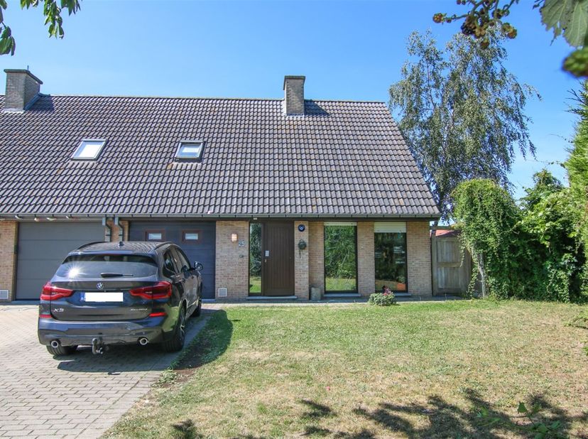 Deze woning ligt in een woonwijk net buiten het centrum van Wevelgem, op het einde van een doodlopende straat. Hier is dus geen doorgaand verkeer, ide