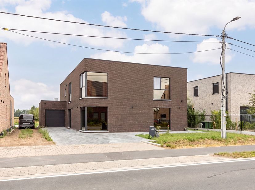 De woning is gelegen in een rustige en aangename woonomgeving in Onze-Lieve-Vrouw-Waver. Het dorpscentrum bevindt zich op korte afstand, met winkels,
