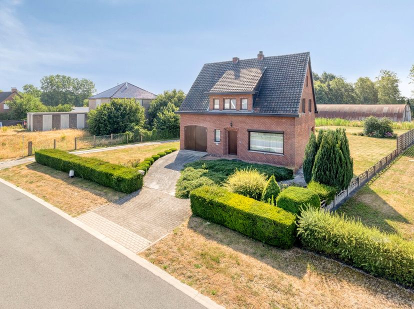 Deze op te frissen gezinswoning met vier slaapkamers is rustig gelegen in de Peperstraat in Mol-Achterbos, op een zonnig perceel van 1.506 m². Dit op