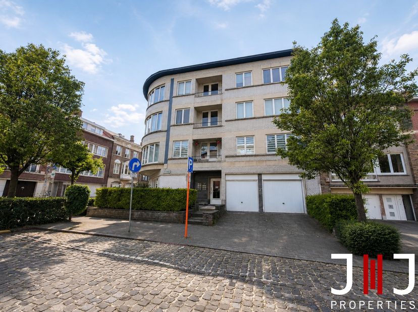 Ideaal gelegen in een rustige en groene straat van Sint-Lambrechts-Woluwe, vlak bij de metrostations Gribaumont en Joséphine-Charlotte, geniet dit app