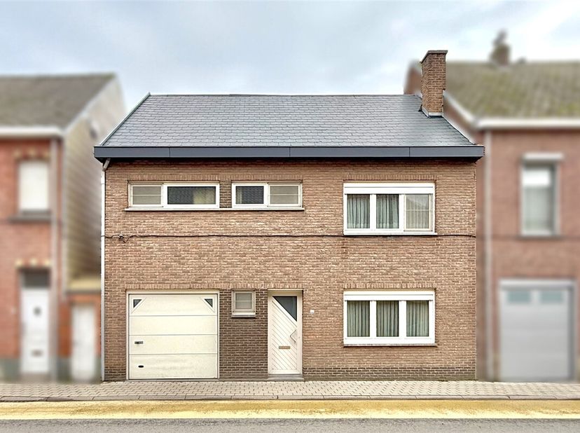Op een uiterst centrale ligging, vlakbij winkels, scholen, openbaar vervoer en invalswegen, bevindt zich deze gezinswoning met inpandige garage en kle