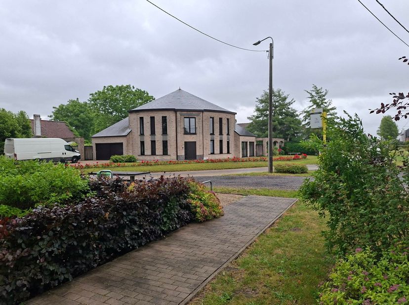 Villa prête à emménager avec jardin, grand abri de jardin et terrasse.<br />
Rez-de-chaussée avec sol en granit, double garage, cuisine équipée et arr