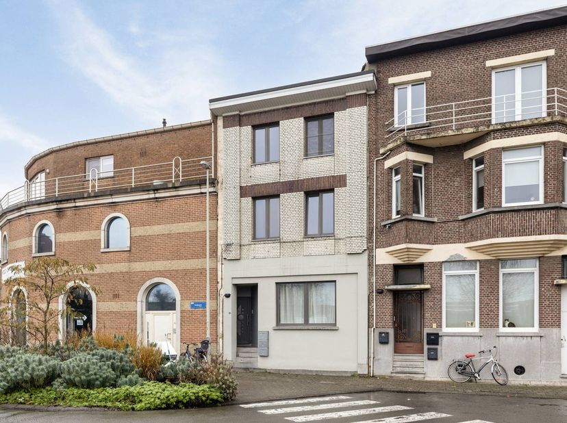 Appartement op het gelijkvloers met 2 slaapkamers en koer te huur in Boom.<br />
<br />
Indeling :<br />
- woonkamer<br />
- open uitgeruste keuken<br