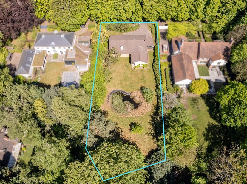 Een volledig te renoveren gelijkvloerse villa op ca. 2.438 m²<br />
Indeling:<br />
- Een inkomhal op travertin met gastentoilet en handenwasser<br />