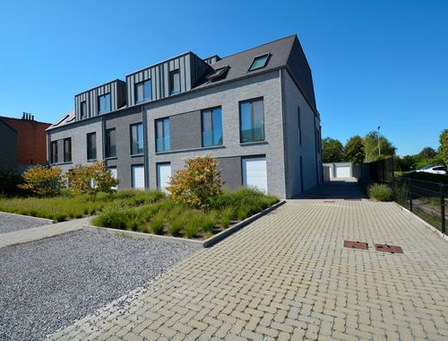                                         Appartement à louer à Emblem, € 990
