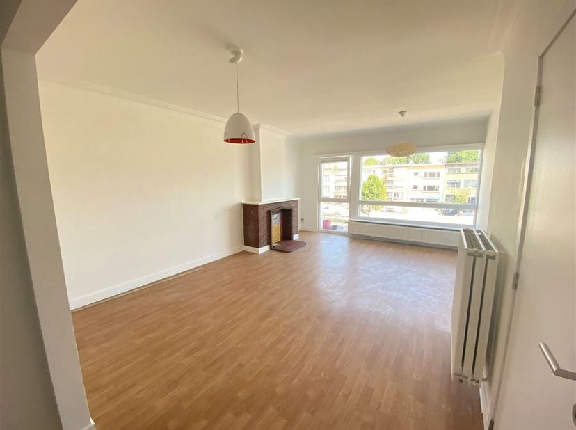 Gerenoveerd appartement met 2.5 slaapkamers op gunstige locatie! <br />
Indeling: Inkomhal, leef- en eetruimte, keuken, 3 slaapkamers, badkamer, gaste