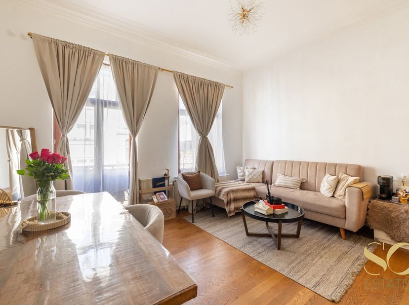 Situé entre l’Église Saint-Antoine et la Place Jourdan à proximité de toutes les facilités, ce superbe appartement de 48 m² se trouve au premier étage