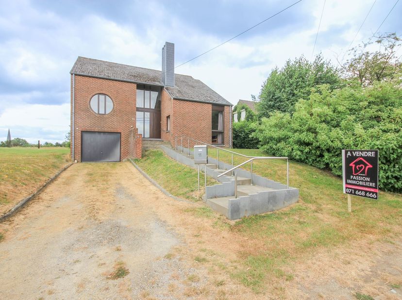 Spacieuse maison unifamiliale de plus de 220 m² située dans un environnement calme et verdoyant. Située dans une rue paisible, elle offre un cadre de