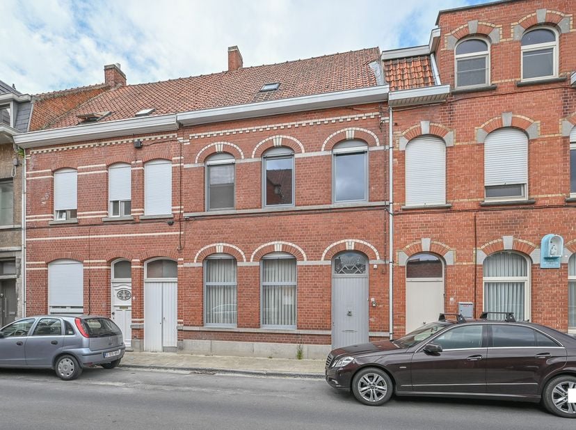 Deze verrassend ruime woning beschikt over een praktische indeling, veel natuurlijke lichtinval en diverse mogelijkheden om verder naar eigen smaak af