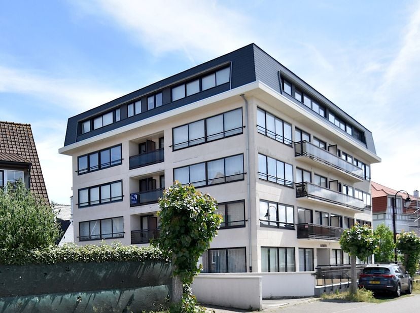 Au deuxième étage de la résidence Bries, équipée d'un ascenseur, se trouve cet appartement entièrement rénové, bénéficiant d'un emplacement privilégié
