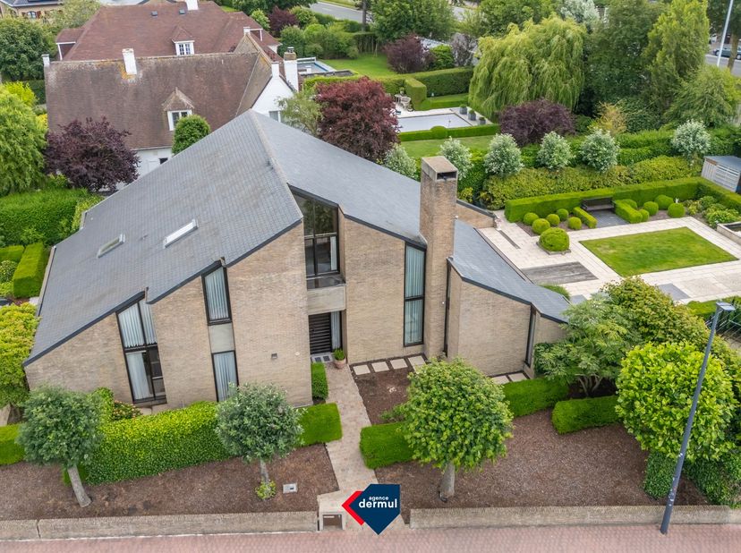 Cette spacieuse villa de &amp;nbsp;est située sur un magnifique terrain d'environ 1 200 m² dans un quartier résidentiel calme et prisé, à proximité &amp;nbsp;