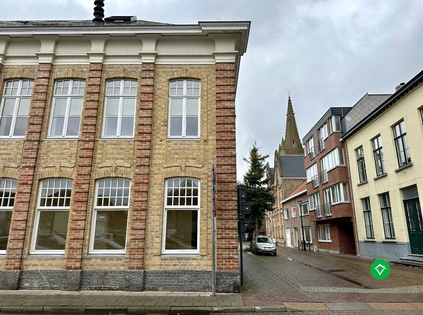 Deze ondergrondse garage (18,75 m²) bevindt zich in het hart van Gistel, op de hoek van de Neerhofstraat en de Bruidstraat, op wandelafstand van de ma