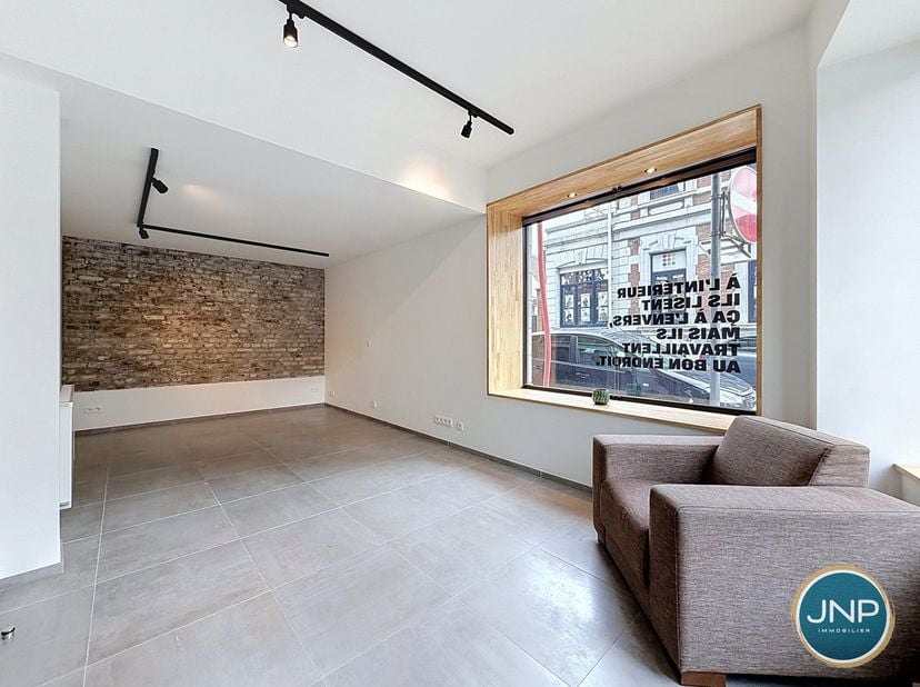 JNP immobilier a le plaisir de vous présenter ce lumineux bureau de 30m² à deux pas du centre. Facile d'accès, à 1,4 km de l'autoroute. Ce bureau poss