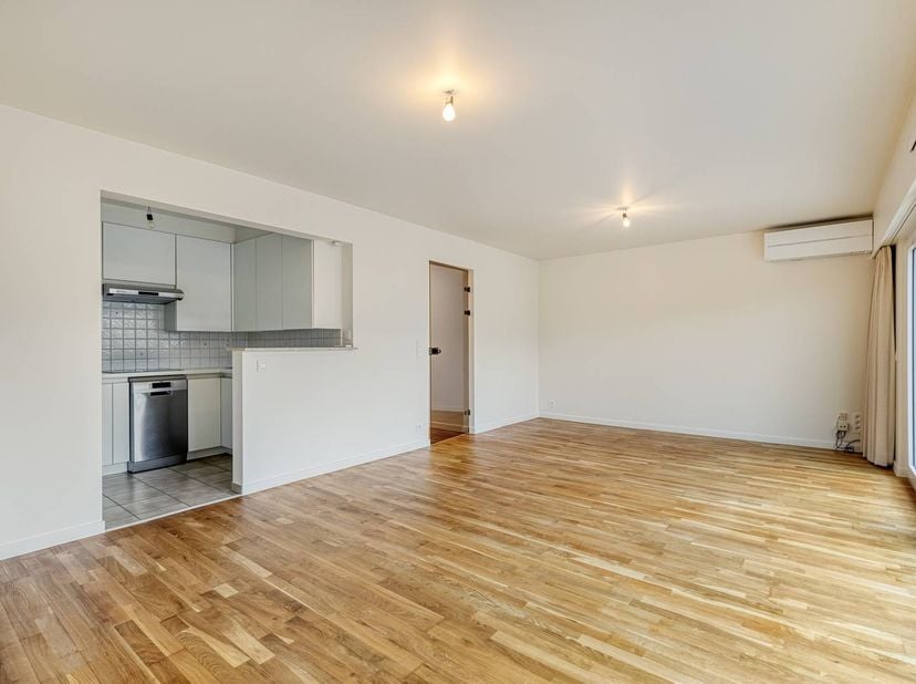 Dit gerenoveerde appartement (2025) met twee slaapkamers en terras in een kleinschalig gebouw te koop nabij het centrum van Waregem, op wandelafstand