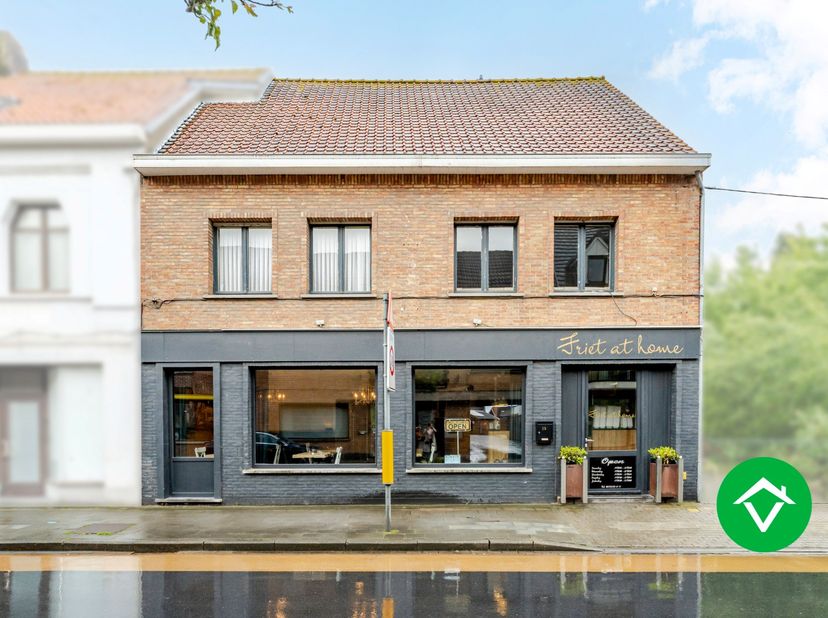 Centraal gelegen in het hart van Eernegem bevindt zich deze commerciële handelswoning met woonst, momenteel uitgebaat als een succesvolle en goed geke
