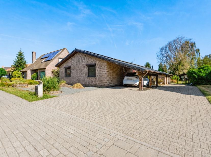 Deze verzorgde laagbouwwoning uit 1991 combineert comfortabel wonen op één niveau met een ruime tuin, een groot terras en uitstekende parkeermogelijkh