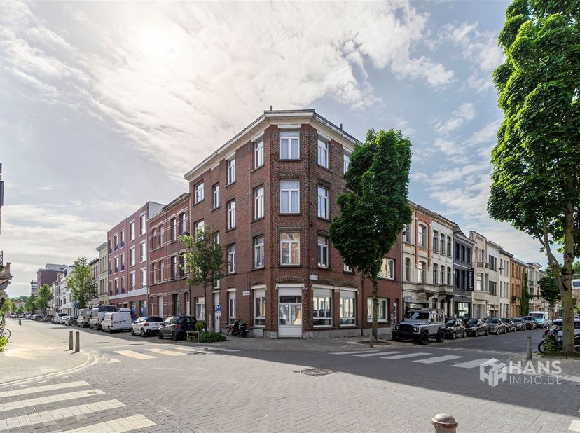 Op te frissen hoekappartement (72 m²) met 2 slaapkamers in Deurne.<br />
Dit appartement geniet van een uitstekende ligging op een steenworp van het