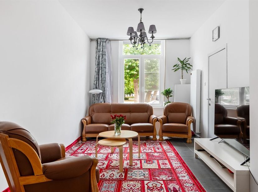 Deze woning is rustig en centraal gelegen aan het Prins Leopoldplein in Sint-Niklaas, op korte afstand van het stadscentrum. Winkels, scholen, horeca