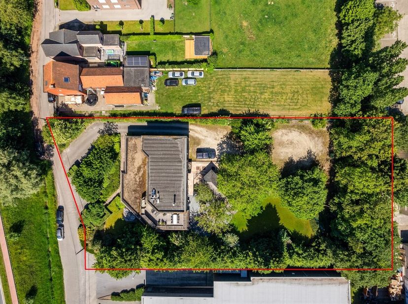 Immeuble commercial polyvalent avec locaux d'habitation sur un vaste terrain à Brecht, Bethovenstraat 61 (2.800m²).<br />
Cette propriété commerciale
