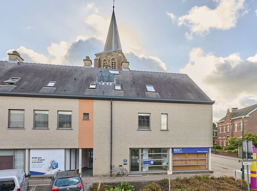 Op zoek naar een veelzijdige handelsruimte met topligging? In het centrum van Meeuwen, pal onder de kerktoren, is dit ruime handelsgelijkvloers van 18