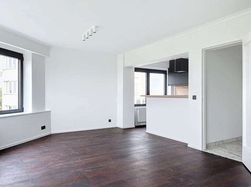 Ontdek dit pas gerenoveerde appartement op slechts een paar minuten van de NAVO en Montgommery.<br />
De woonkamer, met volledig uitgeruste open keuke