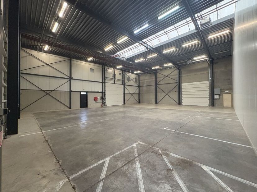 Magazijnunits te huurgelegen aan het Industriepark B in Heist-op-den-Berg. De site biedt functionele bedrijfsruimtes op een gevestigd industrieterrein