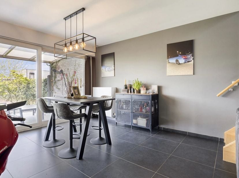 RECENTE GEZINSWONING MET 3 SLPK'S OP TOPLOCATIE IN HERK-DE-STAD<br />
Wonen op wandelafstand van het bruisende centrum van Herk-de-Stad en dat in alle