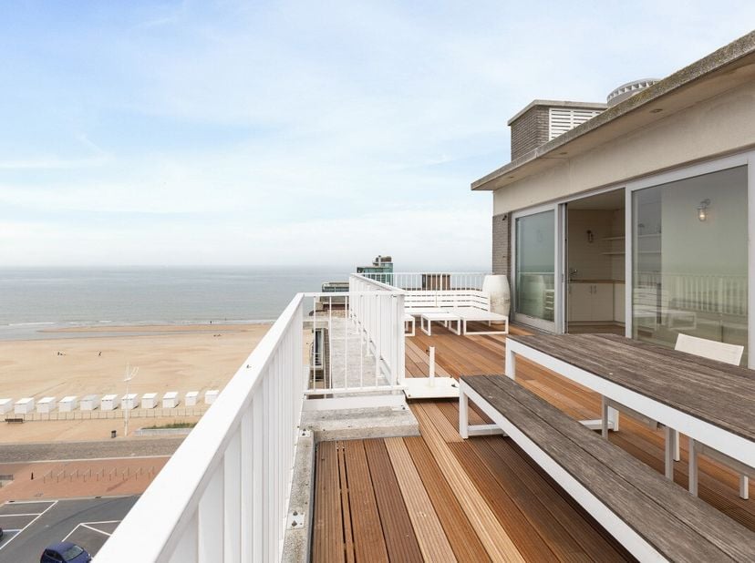 Te koop: luxueus appartement in Koksijde, gelegen in de Sint-Idesbaldusstraat, met prachtig zicht op zee alsook volledig zongericht! Dit stijlvolle ap