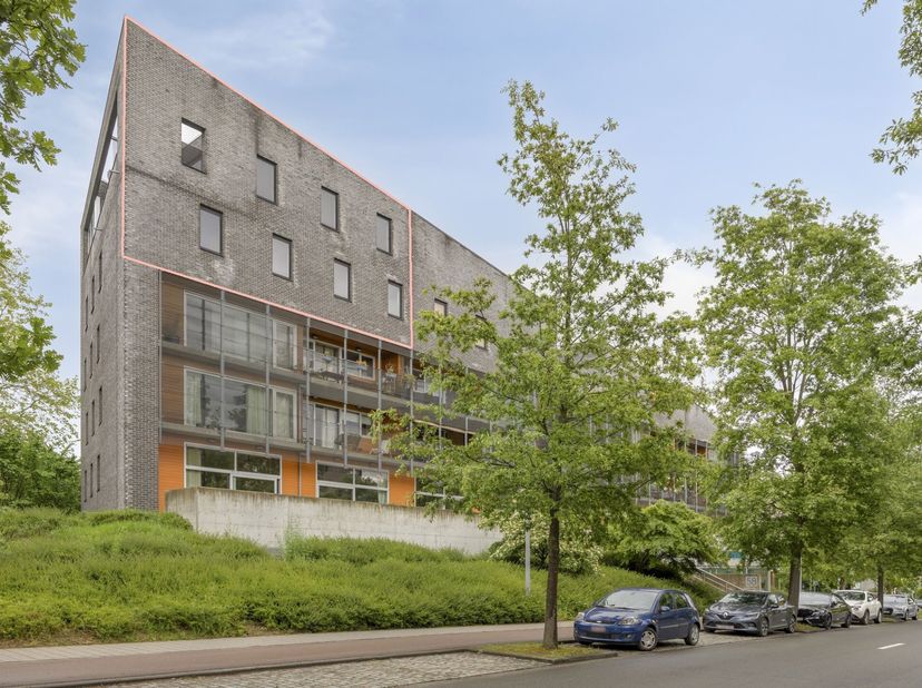 Cet appartement duplex prêt à vivre à Louvain réunit trois chambres, deux terrasses et une place de parking dans une situation particulièrement intére