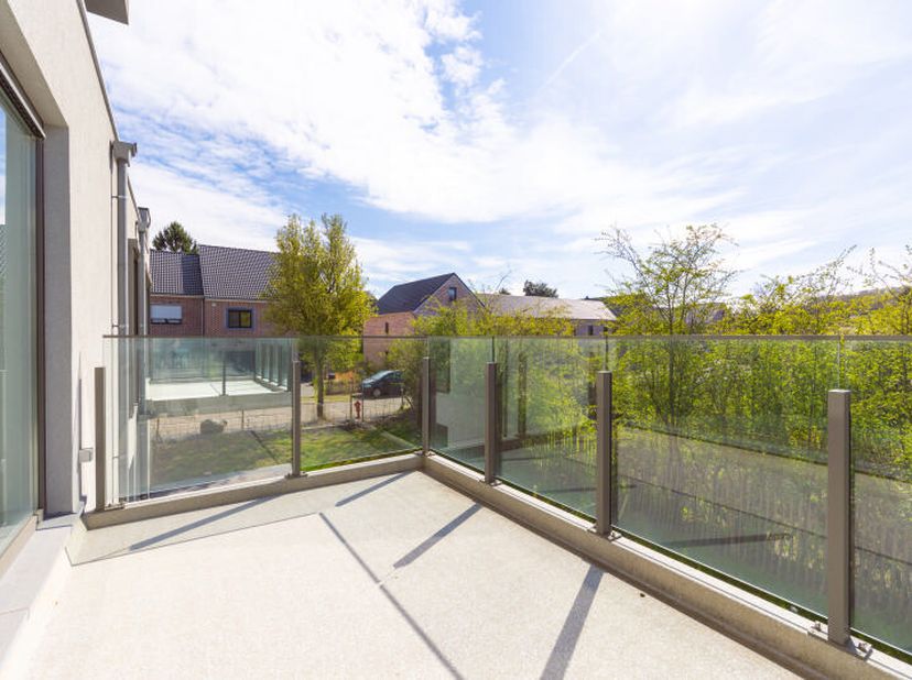 Au 1er étage dune résidence située dans un clos paisible à Rocourt, appartement 2 chambres (+/- 92m² de surface brute daprès plans) composé d'un hall