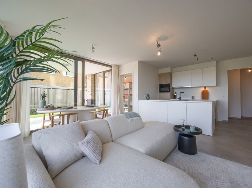 Ontdek dit recent opgeleverde en volledig instapklare nieuwbouwappartement in de stijlvolle Residentie Odrada, ideaal gelegen aan de Westendelaan in M