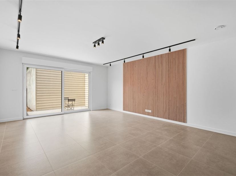 In een stille éénrichtingsstraat (gratis parkeren), recht tegenover een rusthuis, ligt deze instapklare woning, waarvan de gevel is afgewerkt met witt