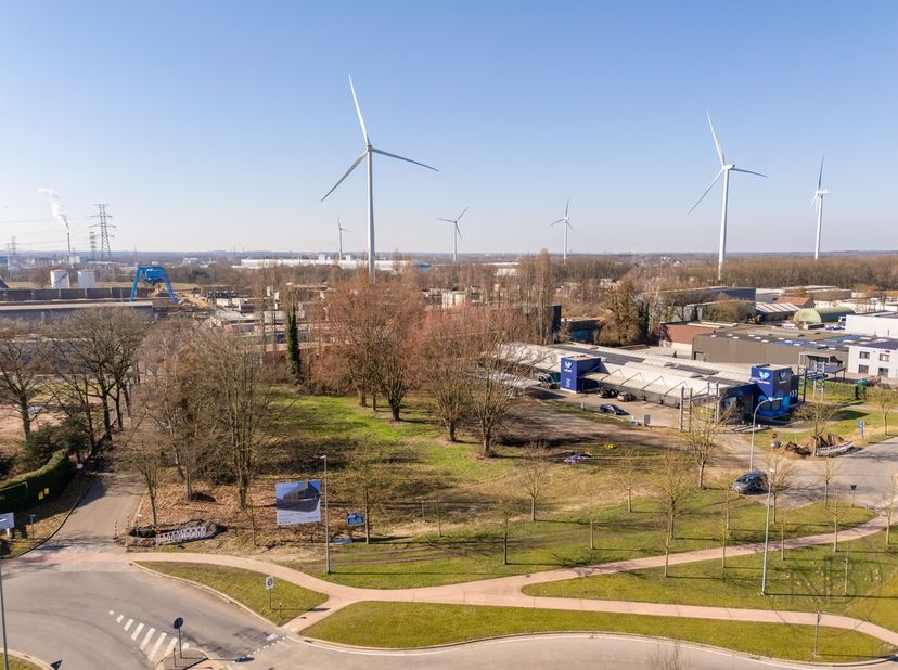 Unieke kans voor opslag, productie of logistiek: één + drie identieke units, gelegen aan de Zuiderring in Genk. Maximale bruikbaarheid, vlotte toegang