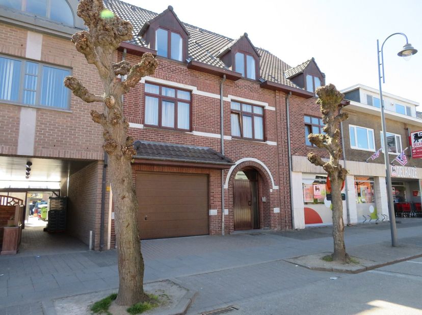 Knus appartement (2de verdieping ), gelegen in dorpskern van Neeroeteren. <br />
<br />
Indeling : <br />
Inkomhal met tegelvloer.<br />
Woonkamer met