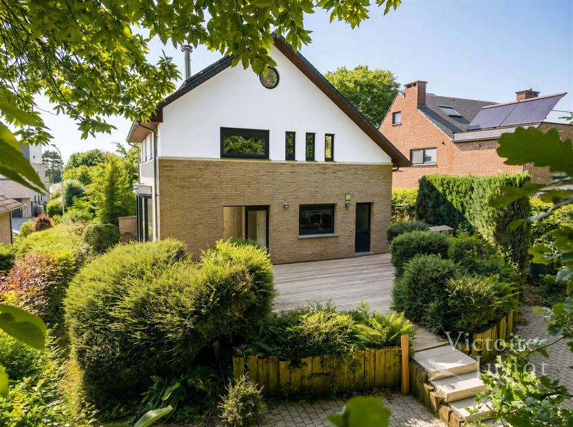 Victoire Junot biedt u deze vrijstaande villa aan, gunstig gelegen nabij het Moorselbos en de British School.<br />
De gelijkvloers bestaat uit een li