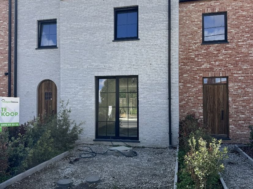 Deze nieuwbouwwoning in pastoriestijl heeft een residentiële ligging op een perceeloppervlakte van 533 m² te Bovekerke. <br />
<br />
Tijdens de ontwe