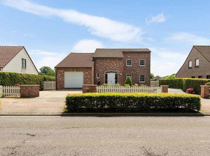 Maison prête à emménager avec panneaux solaires et sous-sol intégral<br />
Cette maison spacieuse construite en 1991 a été soigneusement entretenue au