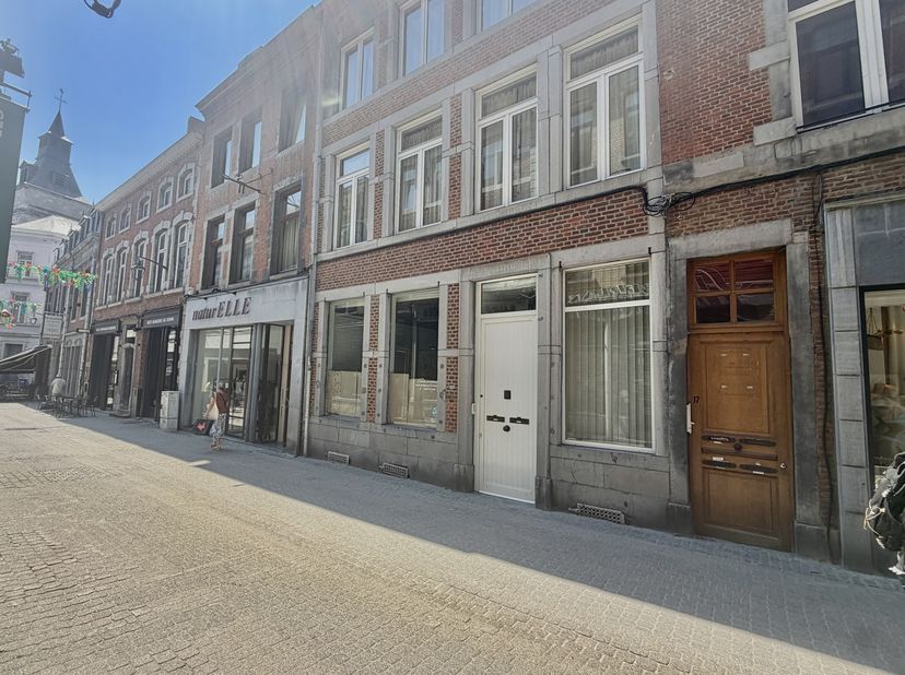 NAMUR, bel ESPACE PROFESSIONNEL situé au rez-de-chaussée sur une superficie de 40 m². L’endroit jouit d’une excellente visibilité au centre-ville de N